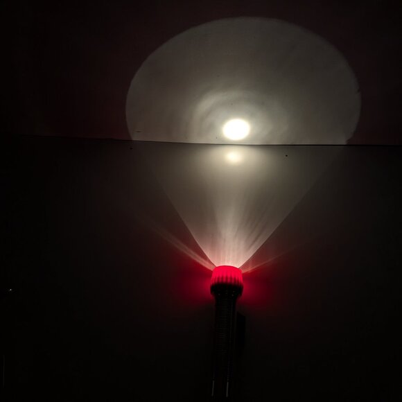 Vintage Eveready flashlight "magnet light" battery powered hand torch Hong Kong - Picture 8 of 13